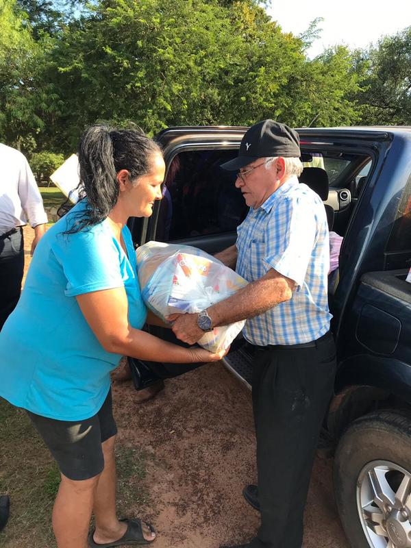 Realizan entrega de víveres a familias damnificadas de Arroyos y Esteros y Tobatí Tuja | Info Caacupe