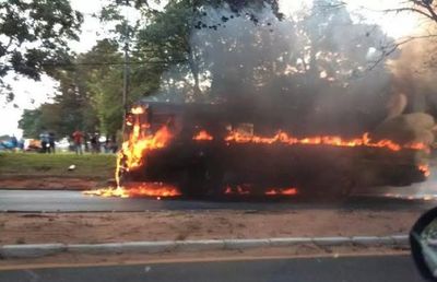 Fuego consume un bus en San Lorenzo