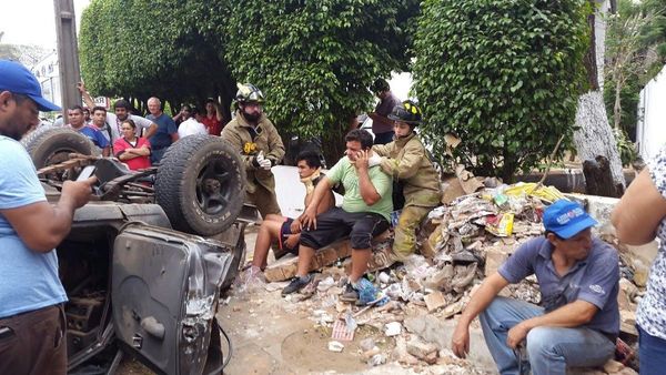 Dos heridos en vuelco de camioneta