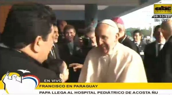 Papa Francisco visita a niños en hospital