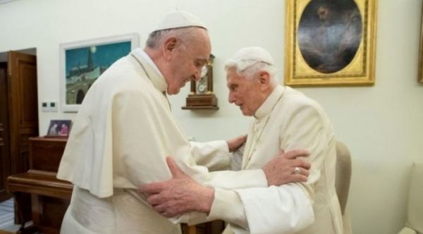 Benedicto XVI defiende el celibato y rechaza idea del papa Francisco
