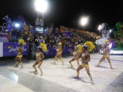 Cuarta y penúltima noche de corsos en Encarnación - Nacionales - ABC Color
