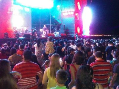 Una multitud acompaña el concierto de Pedro Capo en Encarnación - Nacionales - ABC Color