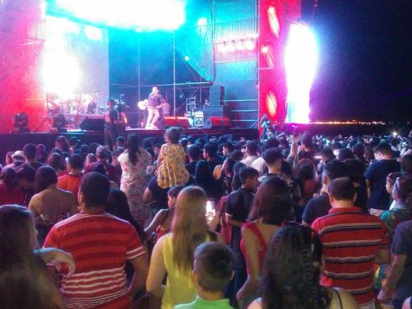Una multitud acompaña el concierto de Pedro Capo en Encarnación - Nacionales - ABC Color
