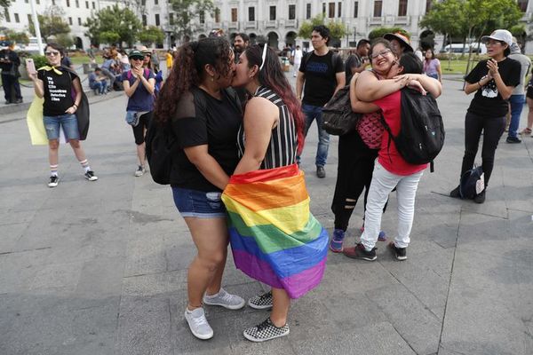Activistas LGTBIQ se besan en el centro de Lima para rechazar discriminación - Mundo - ABC Color