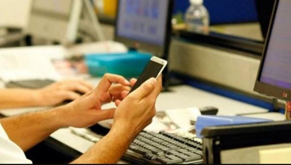 ¿Pueden despedirte por usar el celu en el trabajo?
