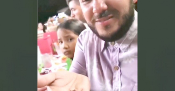 Comió grillos en sus “vacas” por Cancún