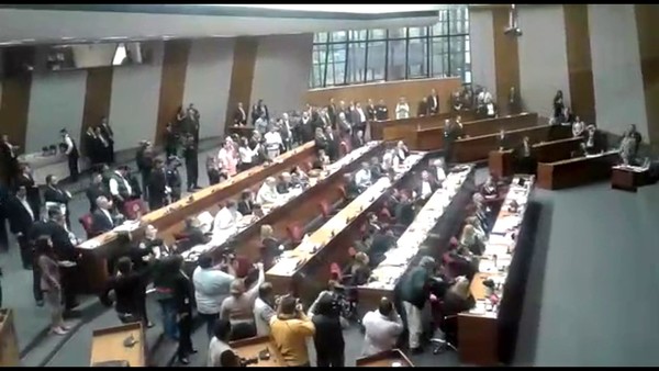 Gritos e insultos en el Senado