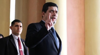 Vicepresidente ratifica que no renunciará y comienza a negociar para salvarse