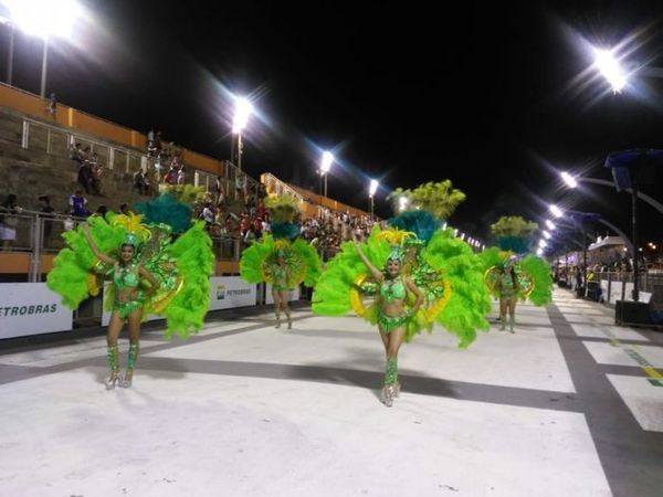 Esplendor en tercera noche carnavalera encarnacena