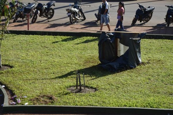 Atropello: Cavaron el jardín de la municipalidad para armar precaria letrina