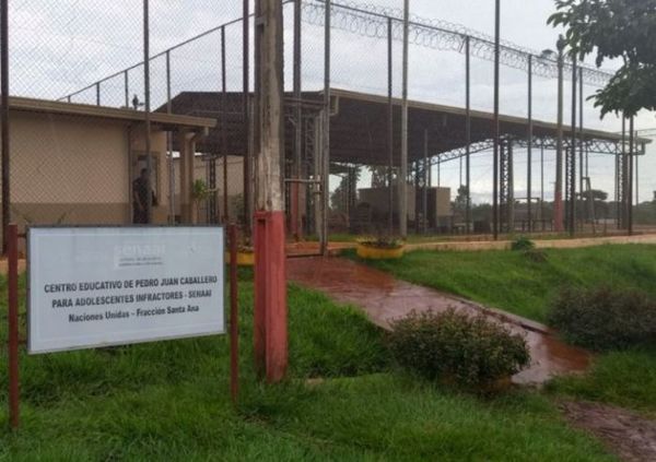 Insólito: Dejan abierto candado de correccional para no perder tiempo