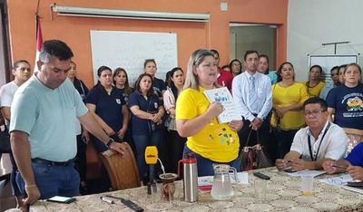 Docentes amenazan con no iniciar clases si el MEC no corrige libros con errores