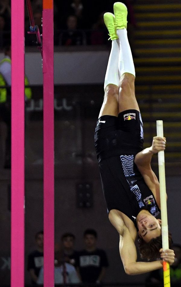 Duplantis vuelve a batir el récord mundial - Deportes - ABC Color
