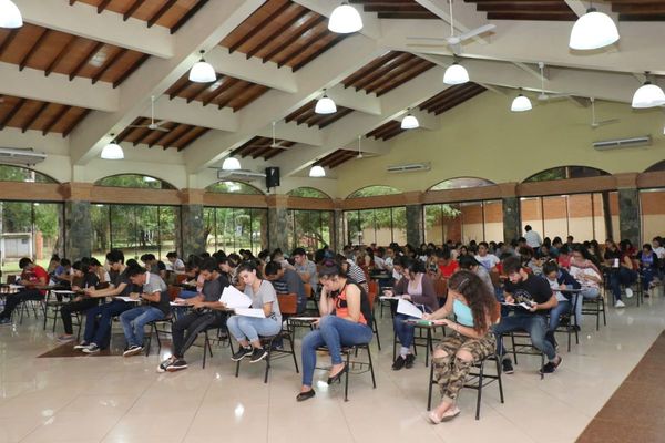 Becas de Central convocaron a multitud de jóvenes en la UNA