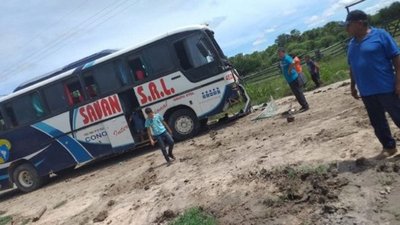 Colectivo de larga distancia colisiona en Fuerte Olimpo | Noticias Paraguay