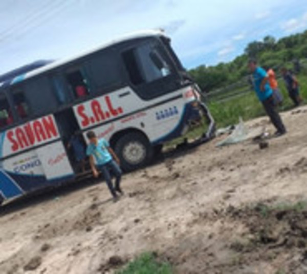 Colectivo de larga distancia chocó contra un tractor  - Paraguay.com