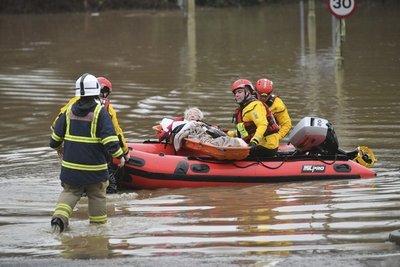 Una tormenta golpea a Gran Bretaña con crecidas y vendavales