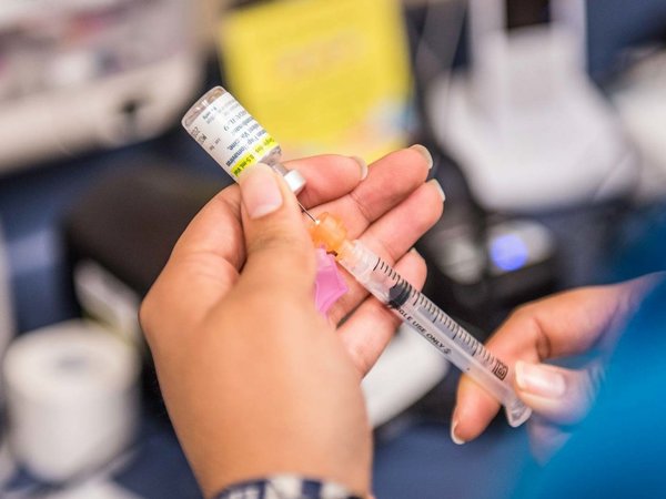 Experimentan en humanos una vacuna más eficaz contra neumonía