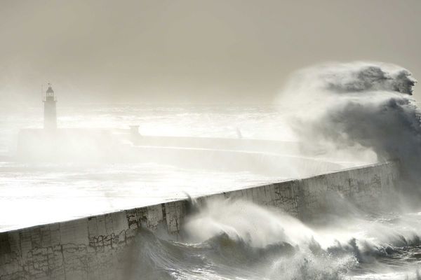 Tormenta Dennis golpea Reino Unido y Francia y deja un muerto en Gales