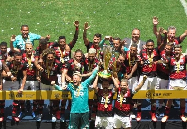 HOY / Flamengo vence al Atlético Paranaense y gana su primer título del 2020