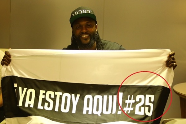 La #25 de Adebayor, ¿tiene un mensaje escondido?