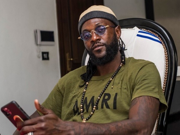 Video de "Adebayor poniéndose repelente" se hace viral