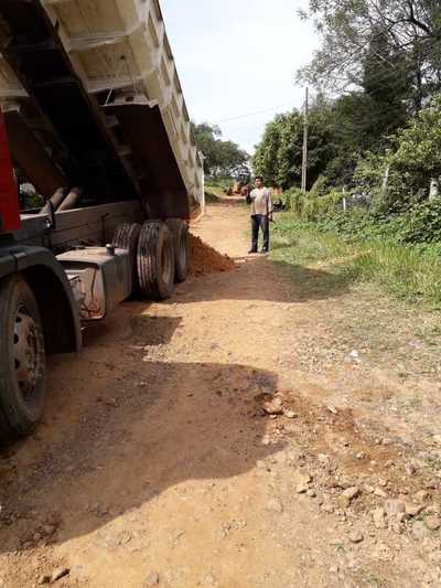 Equipo vial de la Municipalidad de Caacupé realiza reparación y mejoras | Info Caacupe