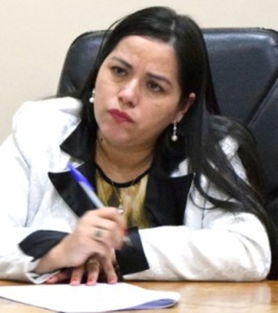 Denuncian a la jueza Alba Meza por prestarse a atropellos y saqueos contra los Perier