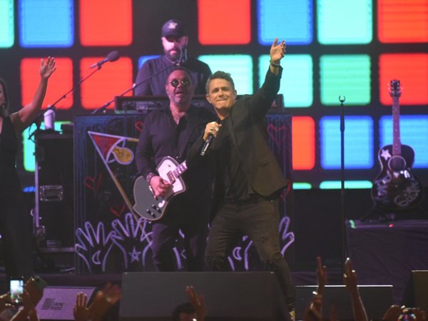 Alejandro Sanz vuelve a enamorar con un emotivo concierto