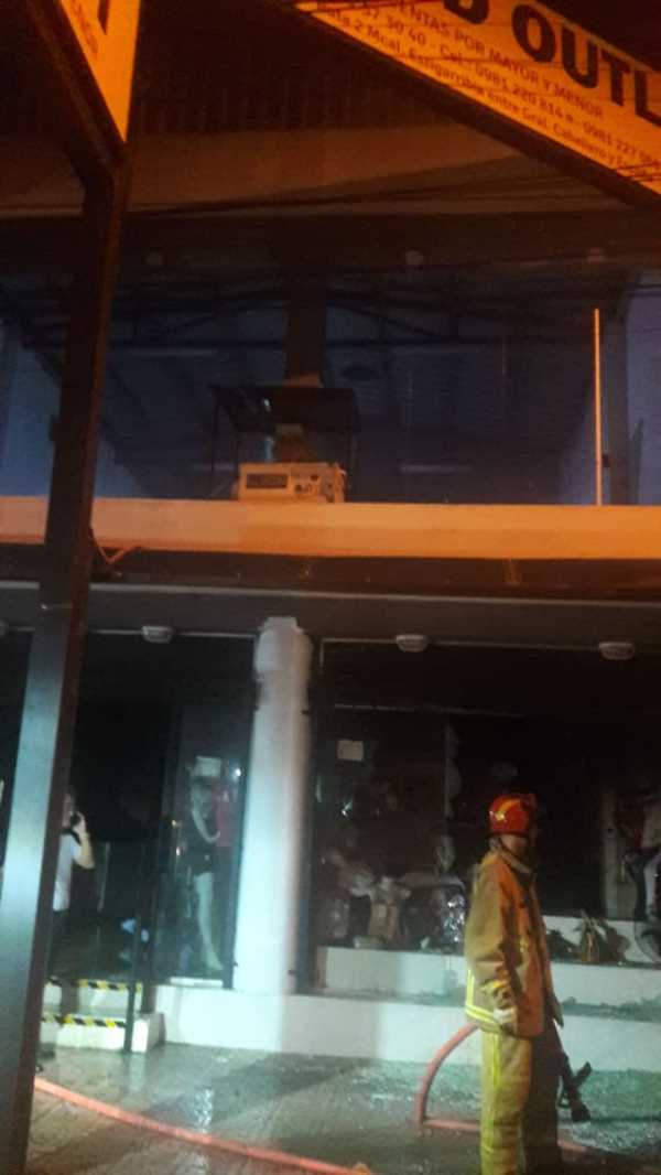 Local de ropas fue afectado por las llamas en San Lorenzo
