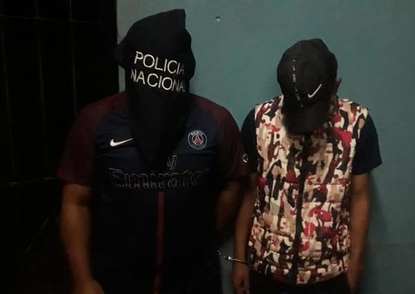 Presuntos motoasaltantes caen en control policial con arma de fuego