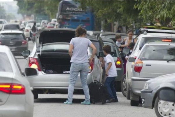 Multarán a automovilistas que estacionen en doble fila frente a colegios