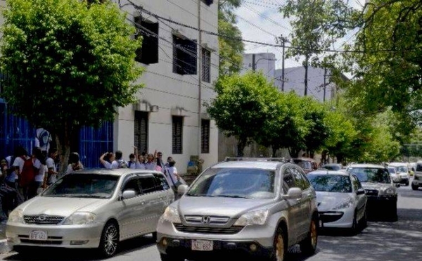 HOY / Caótico retorno a clases: multarán a los que estacionen en doble fila