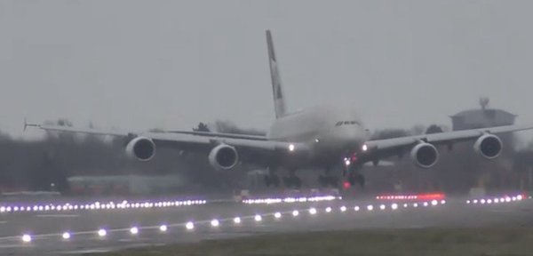 Increíble aterrizaje de un avión con frutes ráfagas de vientos | Noticias Paraguay