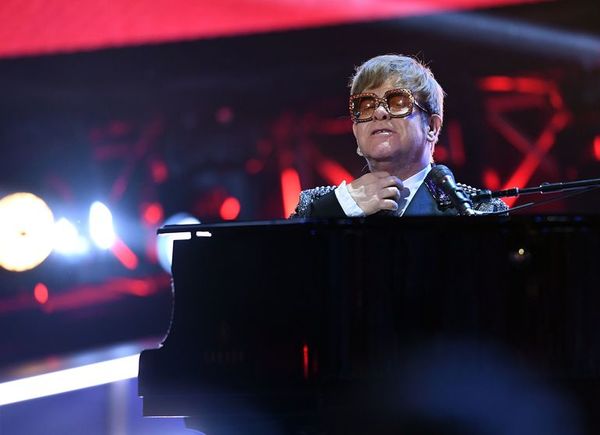 Una neumonía obliga a Elton John a acortar una actuación en Nueva Zelanda   - Música - ABC Color