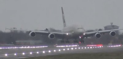 Increíble aterrizaje de un avión con fuertes ráfagas de viento | Noticias Paraguay