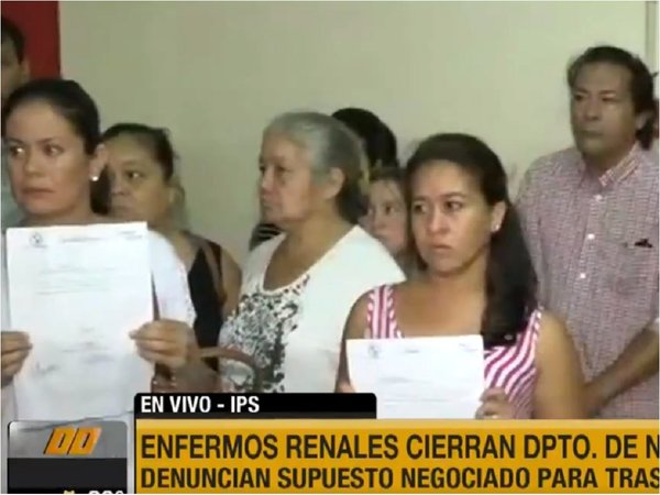 Pacientes de Nefrología de IPS protestan contra traslados