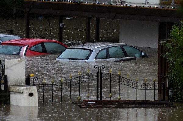 La "devastadora" tormenta Dennis deja sus primeras víctimas y avanza por Europa con fuertes vientos y provocando masivas inundaciones - ADN Paraguayo