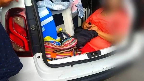 Brasil: Multan a argentino por llevar a su suegra en el baúl del auto