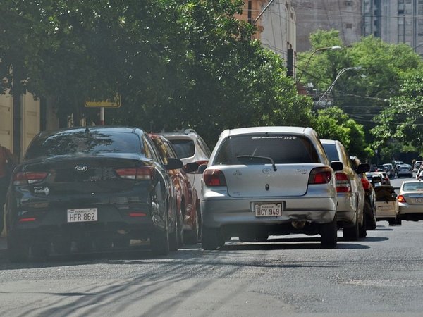 Multarán quienes estacionen en doble fila frente a colegios