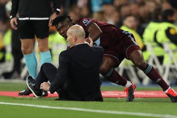 Video: Zidane no se salva de las patadas ni como DT