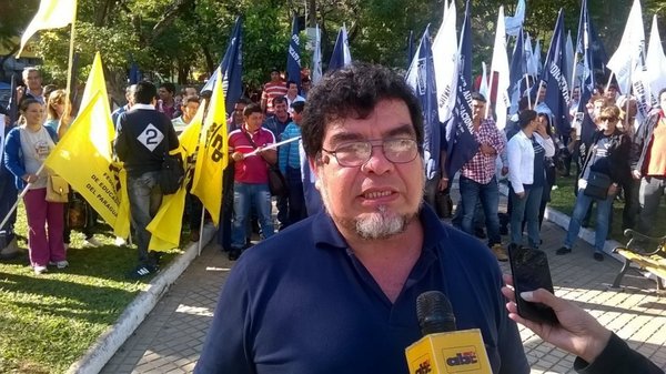 Sindicato de docentes decide el miércoles si sus agremiados concurren al primer día de clases; exigen retiro de libros con errores - ADN Paraguayo