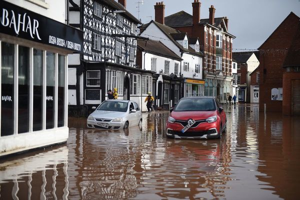 Inundaciones y transporte perturbado en Reino Unido por tormenta Dennis