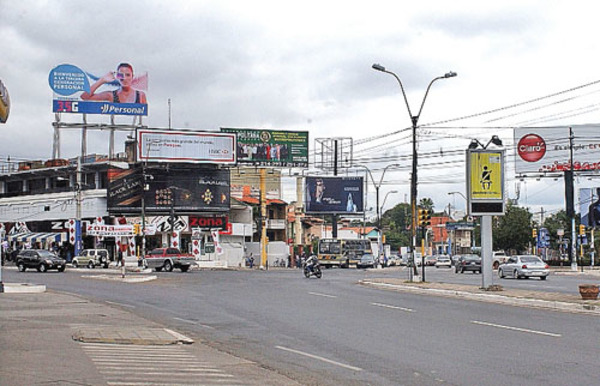 Comuna asuncena inicia campaña para retirar cartelería irregular