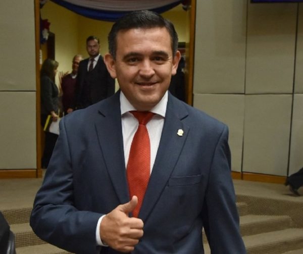 Bochorno en libros del MEC: Petta pide perdón por errores | Noticias Paraguay