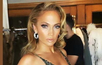 Jlo enciende las redes con foto en bikini