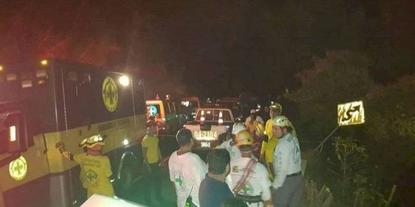 Once muertos al caer un autobús a un barranco en El Salvador - Mundo - ABC Color