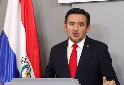 Según Petta, "no se sentía bien" cuando dijo que alumnos corregirán los libros con errores
