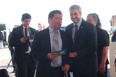 Personas con discapacidad visual reciben tarjetas de billetaje
